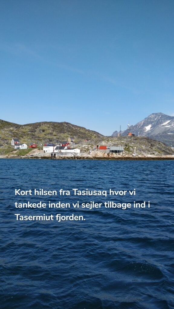 Kort hilsen fra Tasiusaq hvor vi tankede inden vi sejler tilbage ind i Tasermiut fjorden.